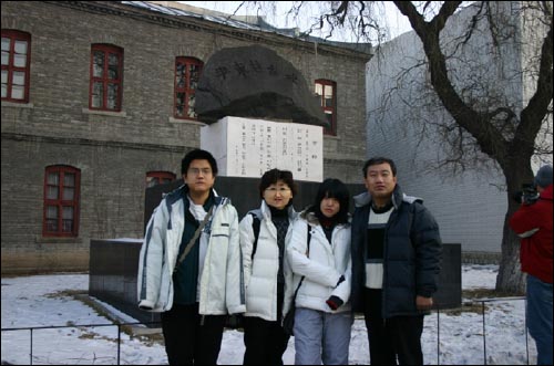 윤동주 시비 앞에서 우리 가족 